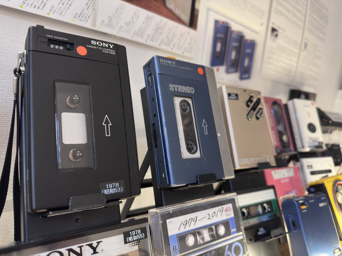 ネットサーフィンしてたら偶然知った、大手町にある、絶滅メディア博物館に行って来た。小さな面積ながら、所狭しとぎっしり並べられたメディア機器達や資料に圧巻。なんと展示品にはほぼ全て、手に取って触れられるので、当時の機器のギミックや重さなども体感できるのがこれまた楽しいところ。