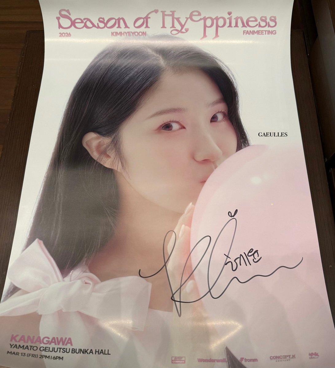 gaeulles's tweet photo. 싸인포스터 ㅠㅠㅠㅠ 평생 김혜윤 하라는거겟지😭😭 https://t.co/fOoPPBcyQS