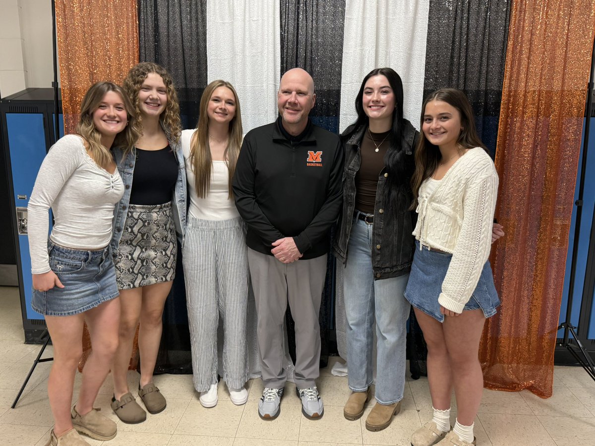 EmmaHall003's tweet photo. Sophomore basketball banquet and achievements! 🏀 @mikemillsnc https://t.co/ILPFh6qmXt