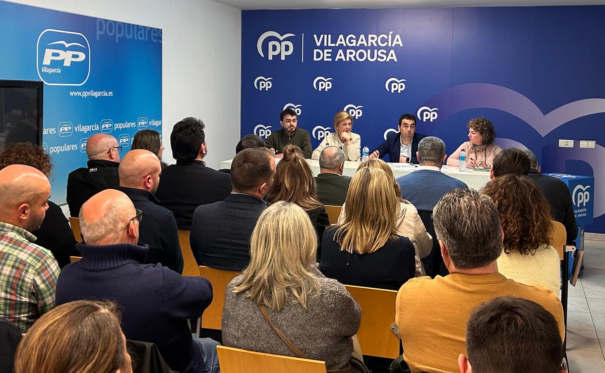 pontevedrapp's tweet photo. Xuntanza cos representantes do partido na comarca do Salnés, presidida polo presidente @LuisLopezLugues e a secretaria xeral @luisapineiropp.

Cando un está coa xente, a xente responde. E a carón da veciñanza, cos homes e mulleres que mellor se representan, seguimos! 💪🏻 https://t.co/32nNZZiPTb