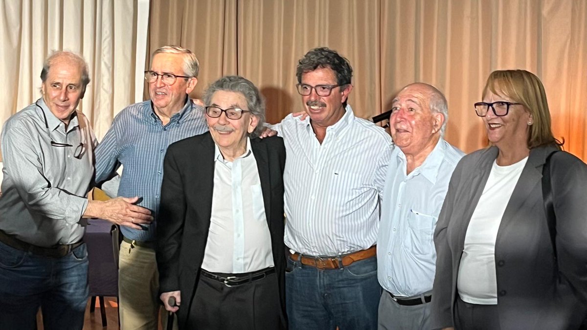 ParnasoTYTUY's tweet photo. El Grupo Parnaso realizó un homenaje a la trayectoria del maestro Antonio Rodríguez Correa, reconociendo su aporte a la educación, la literatura y la cultura. El encuentro reunió a escritores en un momento de respeto y camaradería, destacando el valor de la palabra escrita. https://t.co/dhTb9VtCyz