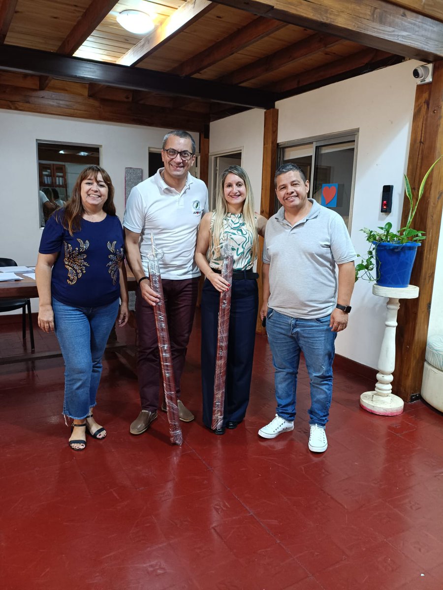 Se recibieron astas a reparar y entregaron restauradas al BOP N° 5 de Candelaria. A través del convenio con la EPET N° 28 de San Pedro, quienes se encargan de la restauración de las mismas. Se brindan soluciones prácticas pensando en las instituciones de nuestra provincia.