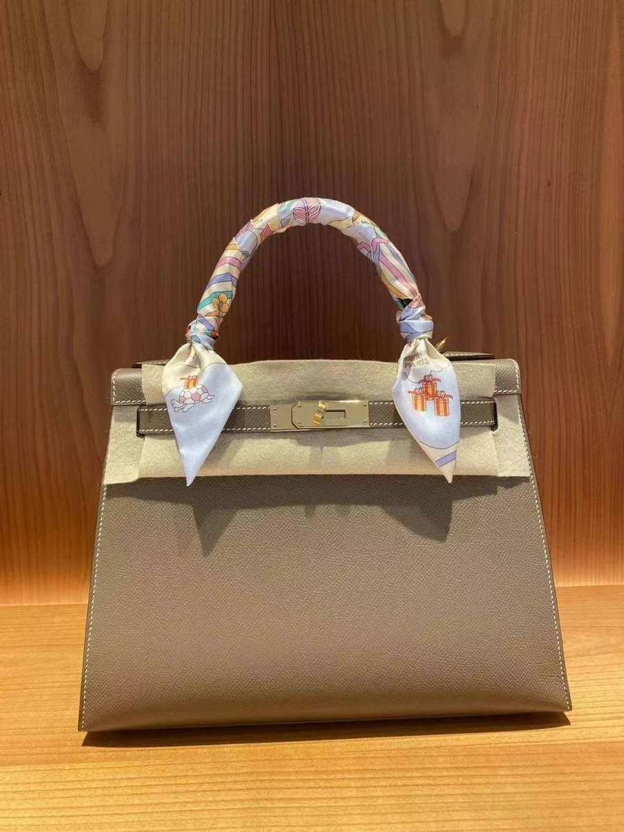 Divya2a2's tweet photo. I really treated myself well today. I’ve made a bit of money trading recently, so I decided to head to the mall and buy myself a bag. https://t.co/BWk8QfMvVw
