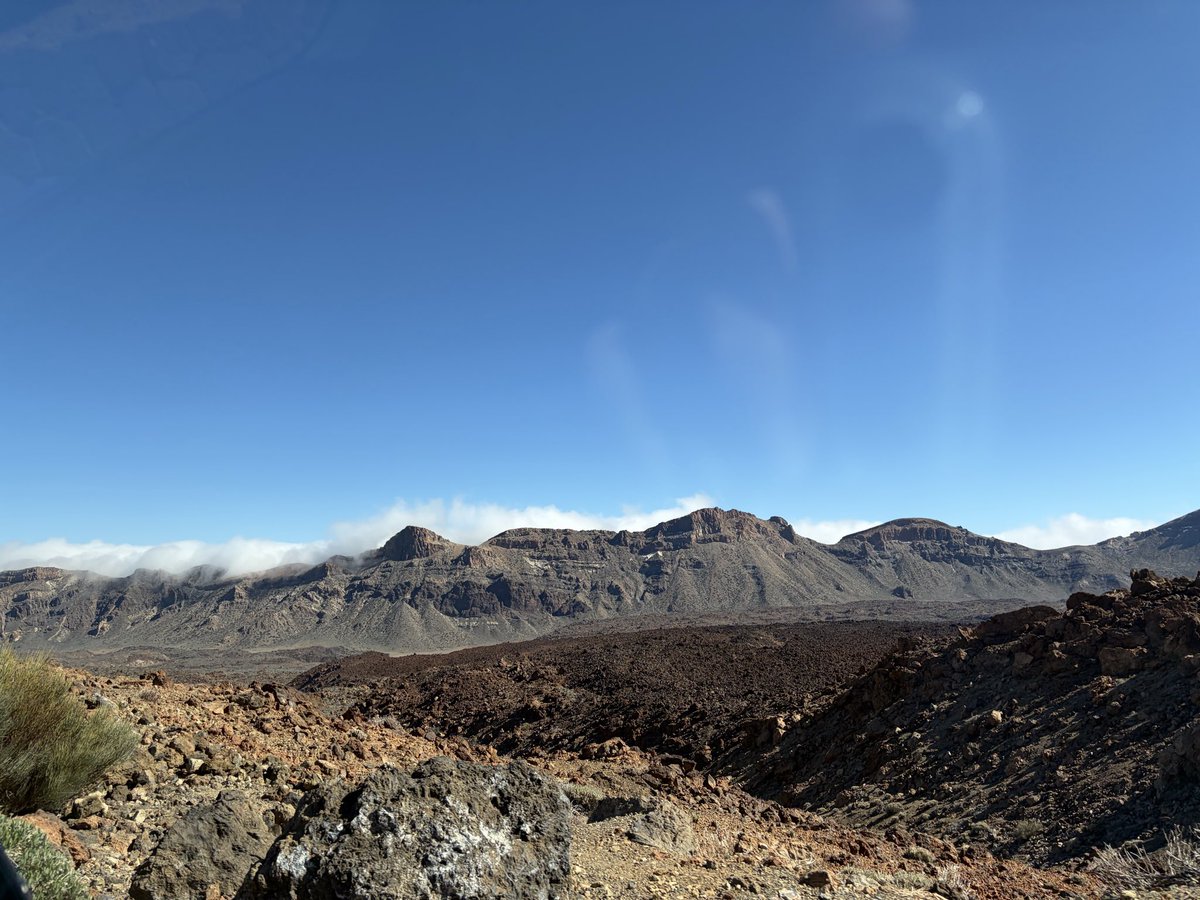 Sofaloewe's tweet photo. Bei frischen 2 Grad hatten wir einen wunderschönen Blick auf den Gipfel. Der Aufstieg war leider immer noch gesperrt wegen Glatteis.
#VolcanoTeide https://t.co/NgHbvyIoZN