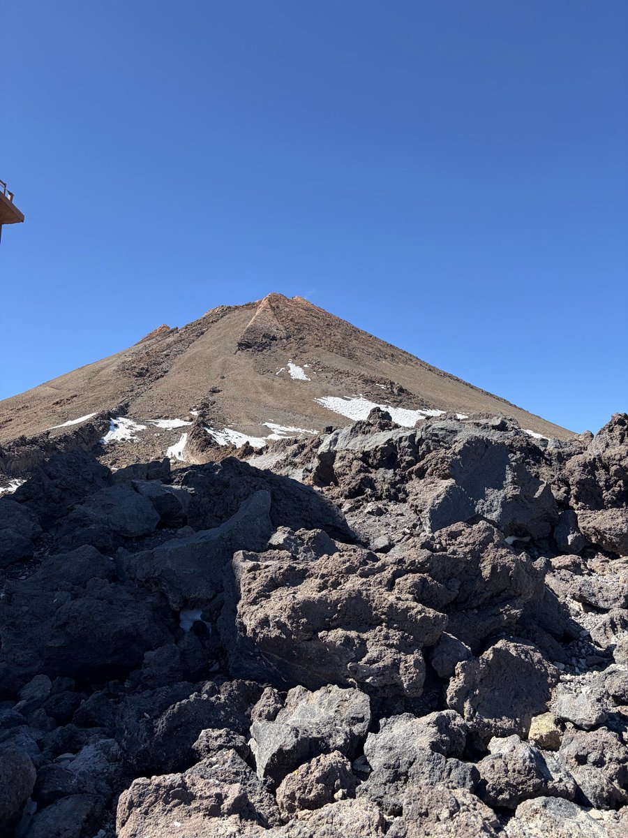 Sofaloewe's tweet photo. Bei frischen 2 Grad hatten wir einen wunderschönen Blick auf den Gipfel. Der Aufstieg war leider immer noch gesperrt wegen Glatteis.
#VolcanoTeide https://t.co/NgHbvyIoZN