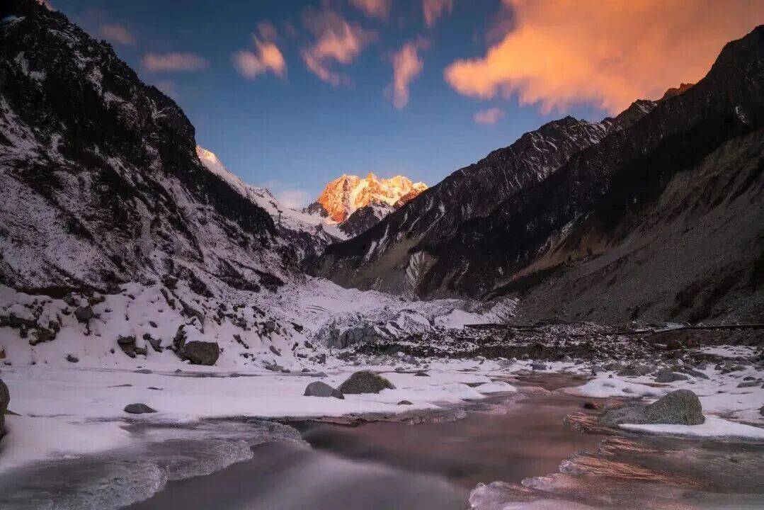 mayank01869402's tweet photo. Sunrise hike to the top! Caught golden views over the valley, sipped warm coffee, and chased clouds. Perfect morning adventure  #OutdoorVibes #HikeAndSeek https://t.co/smCNqoHo8G