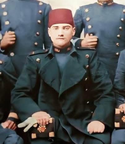 Hanedanla akrabalığı, paşa babası, dedesi, geniş toprakların sahibi bir ailesi yoktu. Senin, benim gibi küçük memur baba ve ev hanımı bir annenin evladıydı. Üstüne çocuk yaşta öksüz kalmıştı. Bir Milletin kaderini değiştirdi; 

Fikrimizin önderi, 1283 Mustafa Kemal...