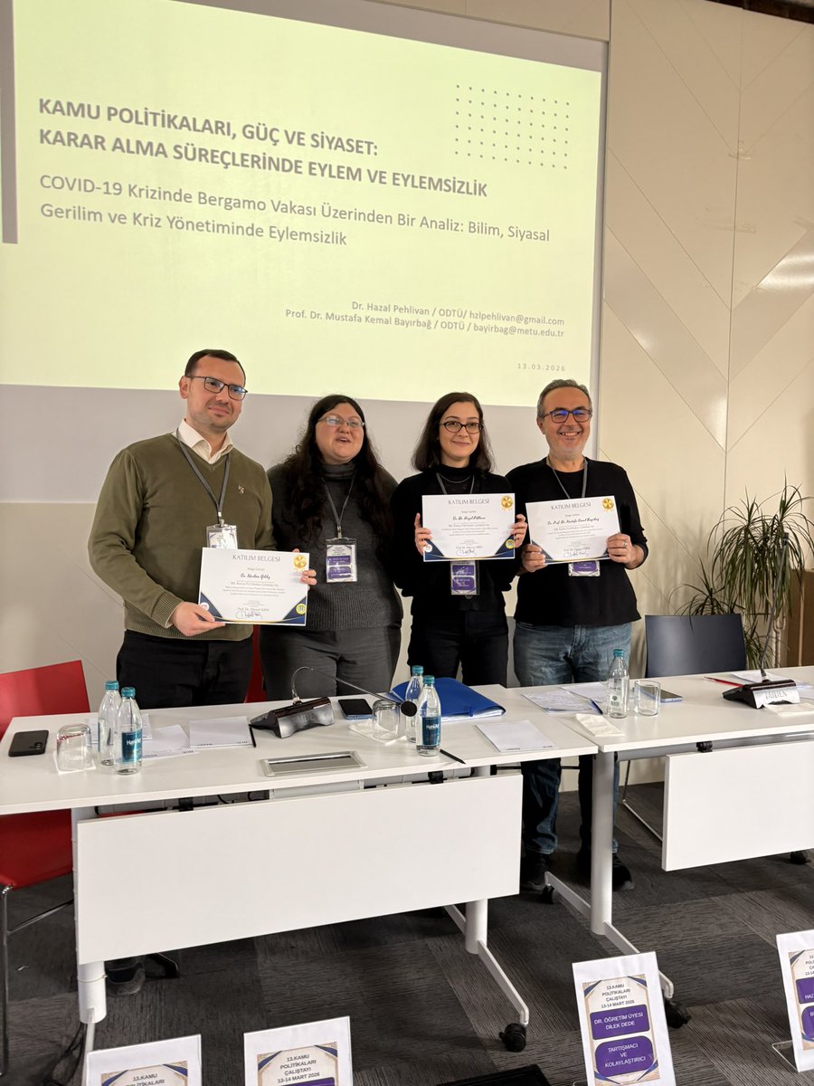 İkinci oturum konuşmacılarına katılım sertifikaları Dilek Dede hocamız tarafından takdim edildi.