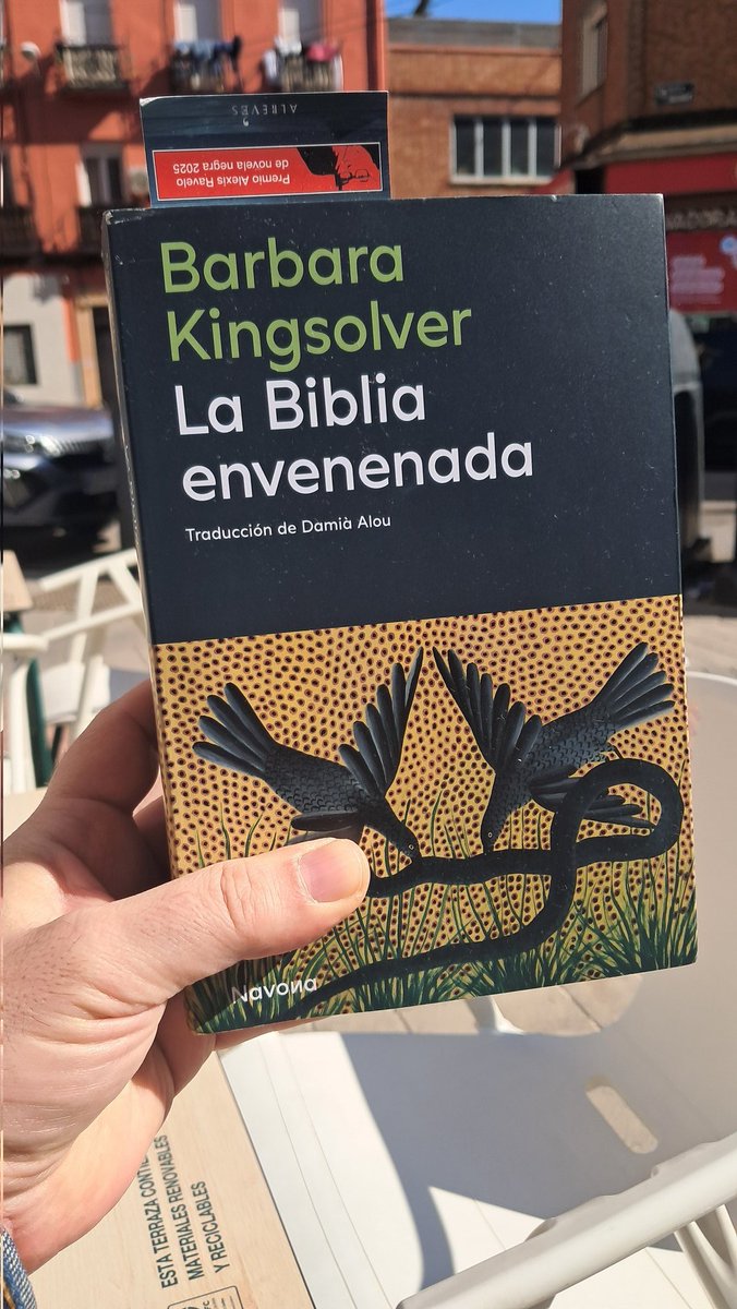 Alberto Olmos sujetando libros tweet media