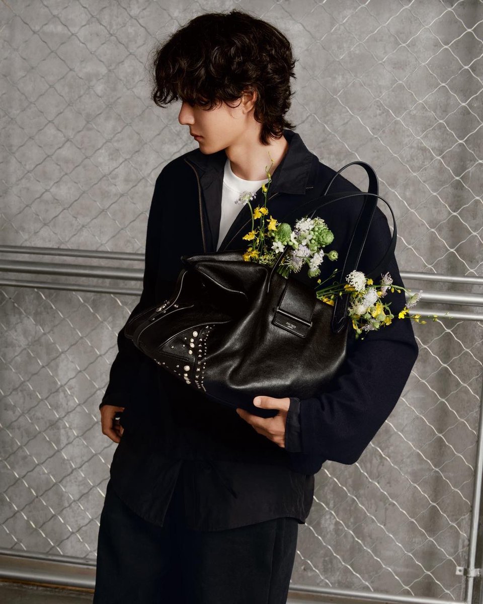 mixmagazinethai's tweet photo. WANG YIBO X JIMMY CHOO 💐

     แบรนด์ระดับโลกที่คว้าตัวหวังอี้ป๋อไปรับตำแหน่ง Global Ambassador ได้อีกแบรนด์คือ JIMMY CHOO แถมเขายังเป็น Ambassador ชายคนแรกของแบรนด์เสียด้วย สร้างความแตกตื่นให้กับบล็อกเกอร์แฟชั่นจีนแบบสุด ๆ เพราะ JIMMY CHOO อยู่ภายใต้เครือของ Capri Holdings Limited คู่แข่งเครือ LVMH บริษัทแม่ของแบรนด์ LOEWE ที่หวังอี้ป๋อเองก็ถืออยู่เช่นเดียวกัน 

แต่ด้วยอิทธิพลของเขาในตลาดแฟชั่นจีน จึงไม่น่าแปลกใจเท่าไรนักว่าทำไมแบรนด์ต่าง ๆ ย่อมมีข้อยกเว้นให้เสมอเมื่อเป็นผู้ชายคนนี้ อีกทั้งความ Unisex ที่หวังอี้ป๋อสามารถนำเสนอออกมาได้เป็นอย่างดีโดยไม่ละทิ้งอัตลักษณ์ของตัวเอง คงจะเป็นหนึ่งในเหตุผลที่ JIMMY CHOO ตัดสินใจเลือกเขามาร่วมงานด้วย

#MiXMagazine #WangYibo王一博 #WangYibo #WangYiboxLOEWE #WangYiboxLacoste #wangyiboxchanel #parisfashionweek