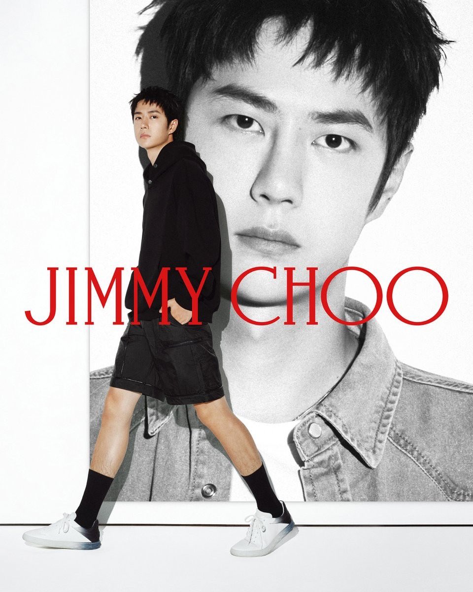 mixmagazinethai's tweet photo. WANG YIBO X JIMMY CHOO 💐

     แบรนด์ระดับโลกที่คว้าตัวหวังอี้ป๋อไปรับตำแหน่ง Global Ambassador ได้อีกแบรนด์คือ JIMMY CHOO แถมเขายังเป็น Ambassador ชายคนแรกของแบรนด์เสียด้วย สร้างความแตกตื่นให้กับบล็อกเกอร์แฟชั่นจีนแบบสุด ๆ เพราะ JIMMY CHOO อยู่ภายใต้เครือของ Capri Holdings Limited คู่แข่งเครือ LVMH บริษัทแม่ของแบรนด์ LOEWE ที่หวังอี้ป๋อเองก็ถืออยู่เช่นเดียวกัน 

แต่ด้วยอิทธิพลของเขาในตลาดแฟชั่นจีน จึงไม่น่าแปลกใจเท่าไรนักว่าทำไมแบรนด์ต่าง ๆ ย่อมมีข้อยกเว้นให้เสมอเมื่อเป็นผู้ชายคนนี้ อีกทั้งความ Unisex ที่หวังอี้ป๋อสามารถนำเสนอออกมาได้เป็นอย่างดีโดยไม่ละทิ้งอัตลักษณ์ของตัวเอง คงจะเป็นหนึ่งในเหตุผลที่ JIMMY CHOO ตัดสินใจเลือกเขามาร่วมงานด้วย

#MiXMagazine #WangYibo王一博 #WangYibo #WangYiboxLOEWE #WangYiboxLacoste #wangyiboxchanel #parisfashionweek