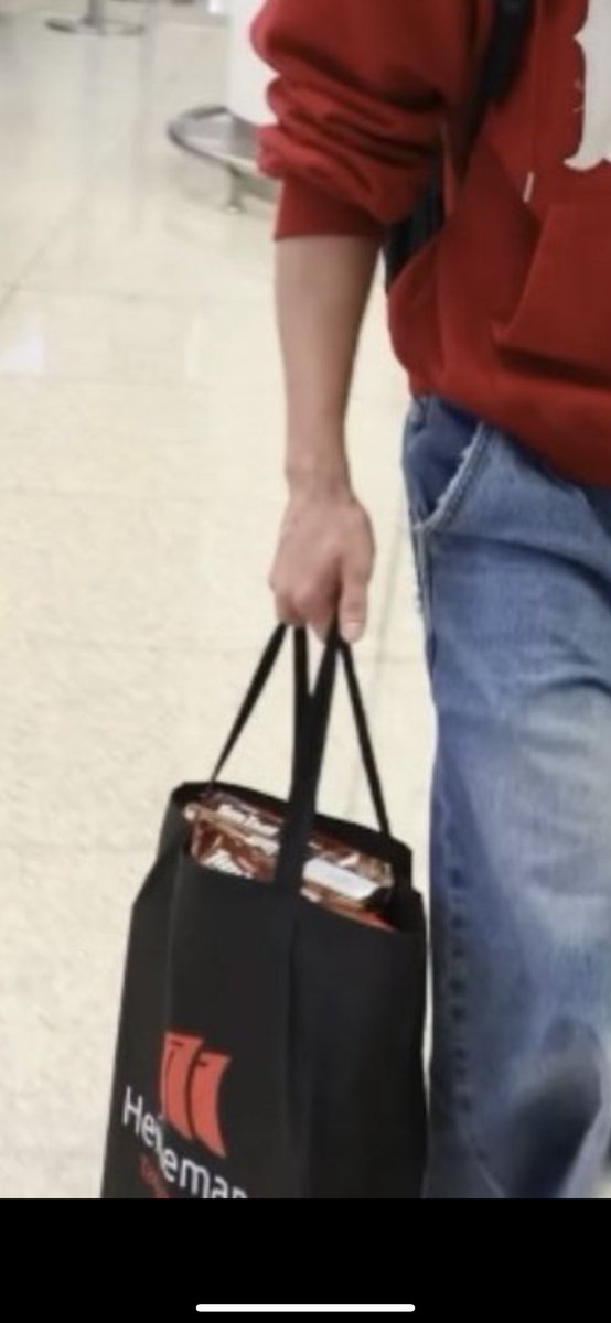 hudracha's tweet photo. jisung stocking up on boxes of timtams is so real https://t.co/o9eqL4oQ95