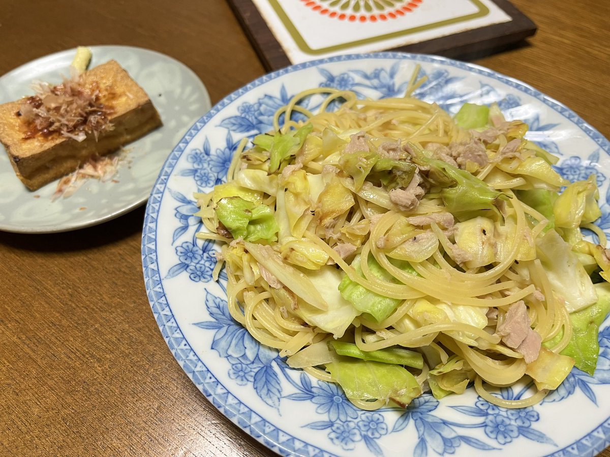 _umi_cd_'s tweet photo. 3/13(金)夜ごはん

キャベツとツナのパスタ
厚揚げ

油控えめを意識してしまうので小学生の時給食に出てきたソフト麺みたいになってしまった🤔
もっと思い切ってオリーブオイルかけた方がいいのかしら笑 https://t.co/ZWzhvqxjX8