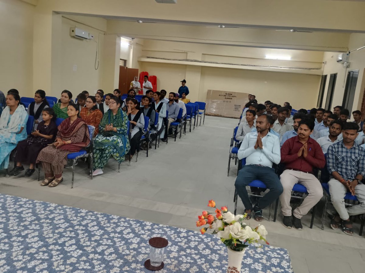 GovtPolypawai's tweet photo. 📚 विधिक साक्षरता दिवस का आयोजन ⚖️
आज शासकीय पॉलिटेक्निक महाविद्यालय, पवई में विधिक साक्षरता दिवस का आयोजन किया गया।
इस अवसर पर विद्यार्थियों को संविधान, उनके अधिकारों एवं कर्तव्यों तथा विभिन्न कानूनी प्रावधानों की जानकारी दी गई। https://t.co/01ebJn0Fsd