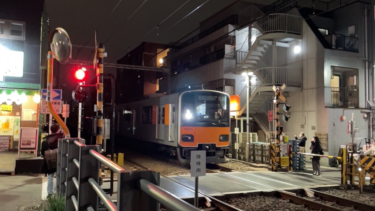 mu345sugi's tweet photo. 大倉山で停電なのになぜか横浜手前で動けなくなった51073Fが5178Fに推されて回送されました。 https://t.co/jFMGHCyr5C