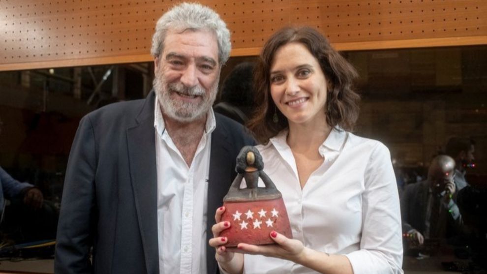 Miguel Ángel Rodríguez es el jefe de gabinete de Ayuso con un sueldo de 101.000 euros de dinero público. Fue la mano derecha de Aznar en el gobierno y de Florentino Pérez en el Centenario del Real Madrid. Hoy ha sido imputado por señalar y difundir datos de dos periodistas.