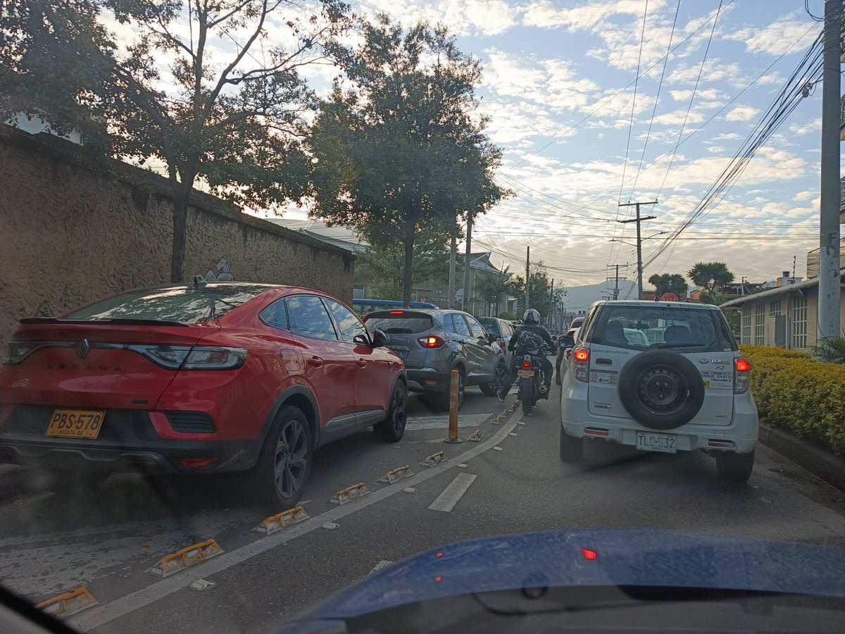 WayraMaria's tweet photo. Este paso es tremendo toda los días, malparqueados por doquier, pero estás bellezas son aún peores @SectorMovilidad cuando una pasadita por esa esquina, colegio santa Isabel de Hungría, 6:20 AM seguro ayudarían mucho. https://t.co/pzYRIQBsry