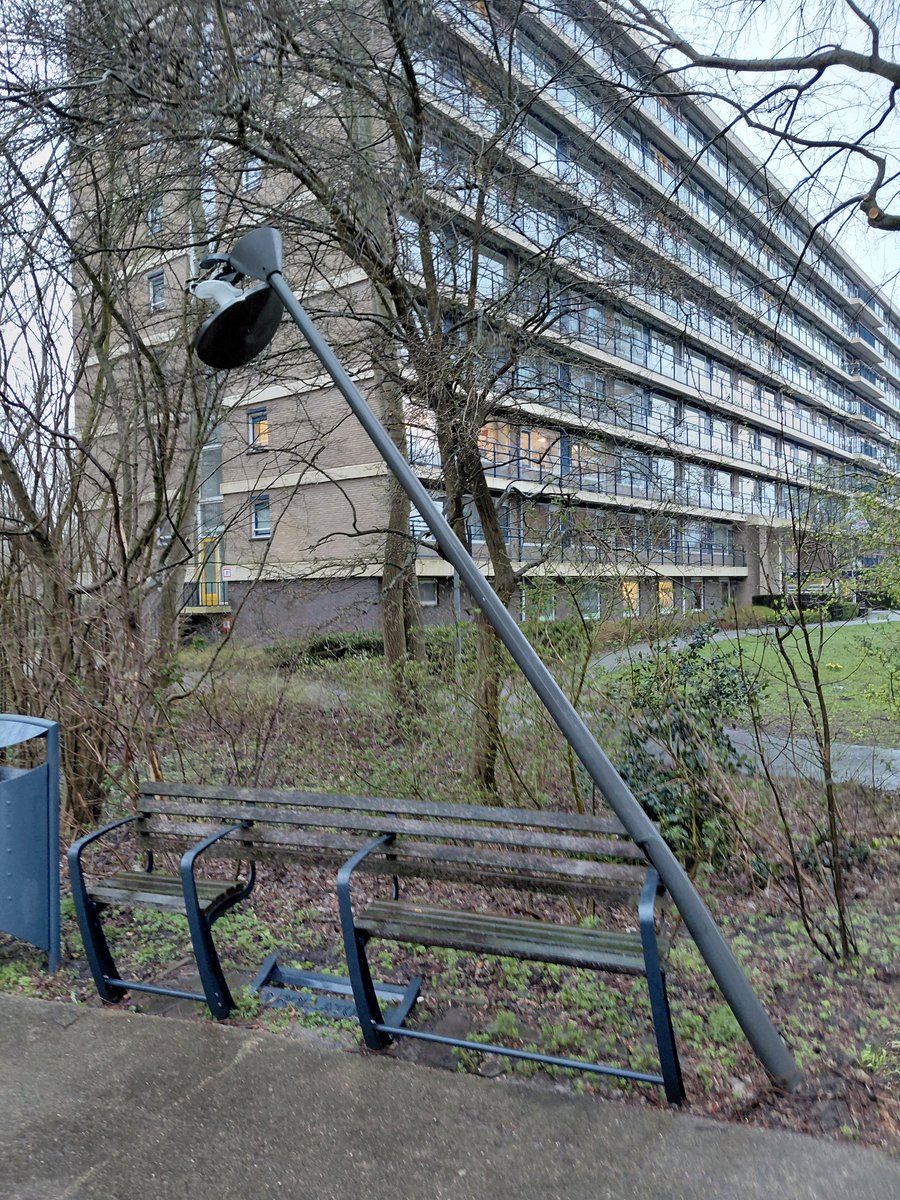 Best wel gevaarlijk deze Lantaarnpaal is deze prive van @Hef Wonen achter zijde Eliotplaats Rotterdam Ommoord  <a href="/rotterdam/">Gemeente Rotterdam</a>  
dit is geen gewone straat Lantaarnpaal  bij wie kan ik dit melden