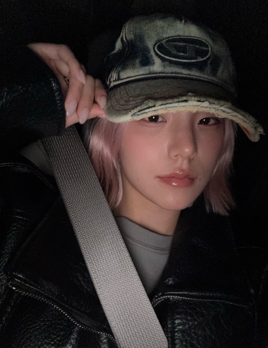 ITZY’s Yeji debuts pink hair.