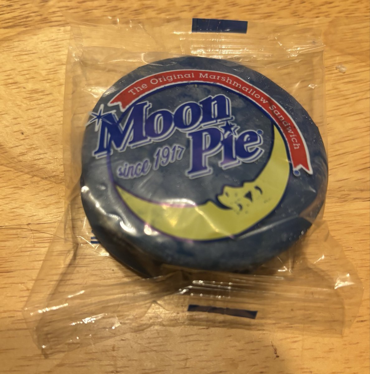 kiuious's tweet photo. Yo i went on a snack trip and discovered blueberry flavored moon pies. I ate like 7 of them in a few hours (they're the mini pies but still) Needles to say it's a new favorite. https://t.co/aFRxPzilpV
