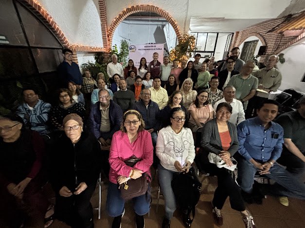 _marielasolis's tweet photo. En reunión de trabajo escuchamos las inquietudes y necesidades de la Asociación de Fraccionamientos de Puebla en materia de servicios públicos, con el objetivo de dar seguimiento y construir soluciones conjuntas, tal como lo ha instruido nuestro Alcalde @pepechedrauimx : trabajar cercanos a la ciudadanía y atender sus peticiones con responsabilidad.

Agradezco la disposición y el trabajo en equipo de @ClementeGomezM , Secretario de @Servicios_Pub , para fortalecer la atención y dar respuesta a estas solicitudes.