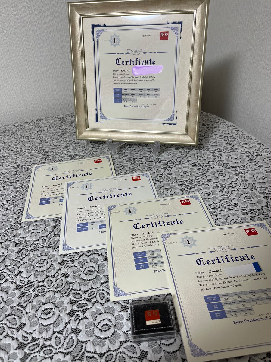 toeicer_anne's tweet photo. 英検1級合格証が届きました。初合格時は額とバッジを買ったほど嬉しかった。合格証と同じだけ、1次も含めるとそれ以上の不合格。2020年度第3回初合格時は1次免除使い切り崖っぷち。直前の第2回は合格スコア602に対しスコア 601で不合格。初合格までが果てしない道のりでした。だから受け続けるのです。 https://t.co/ym40IEvPN5