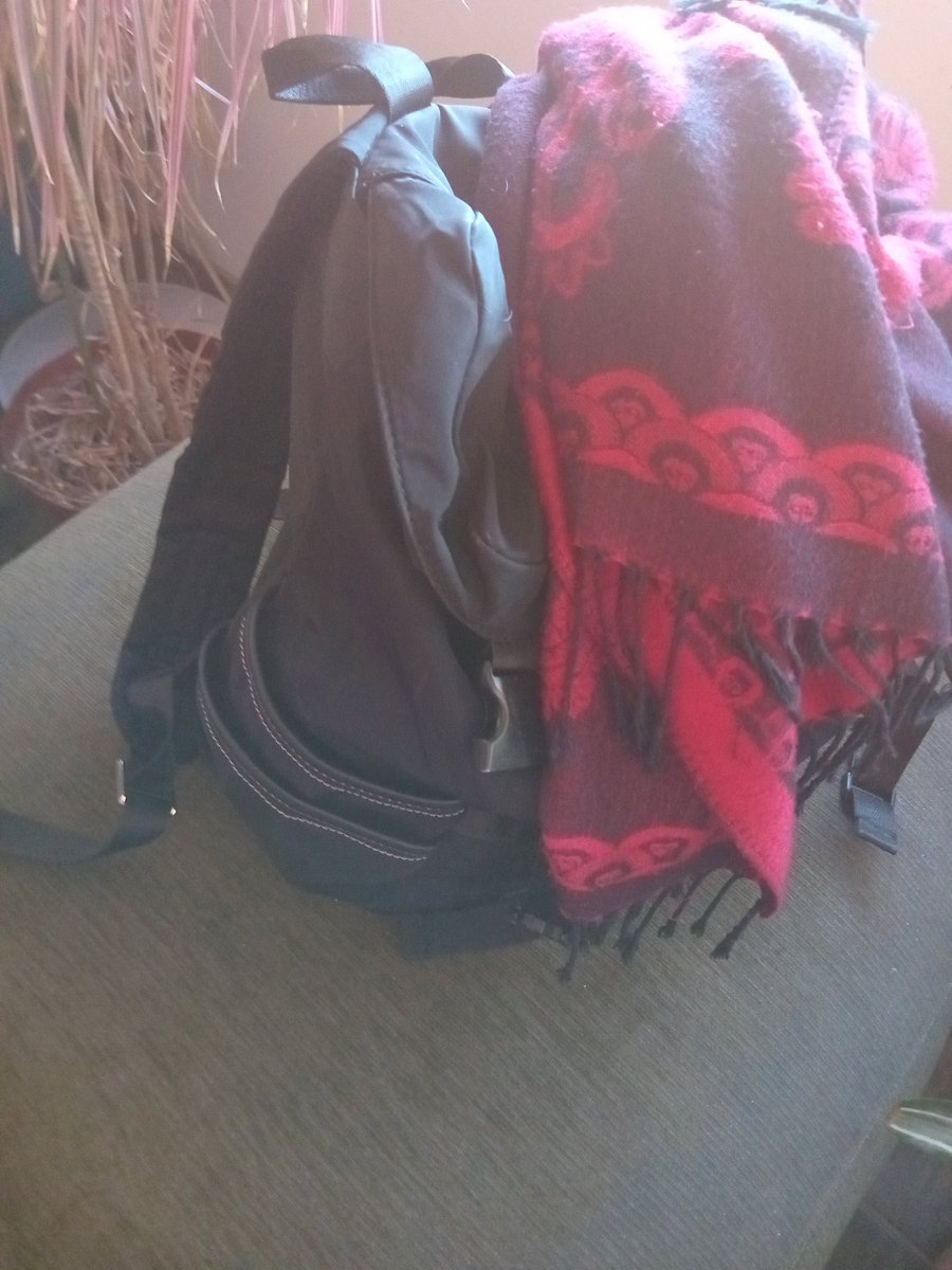 Hola antrito! Cargando la mochila de sorpresas, la gurisada aprende a dudar. Están atentos y deben descubrir errores de la profe y fundamentar. El pensamiento crítico es sustancial, empezando x lo básico. Nos distendemos, nos reímos, debaten entre ellos. Cuestionan! Salú y café!