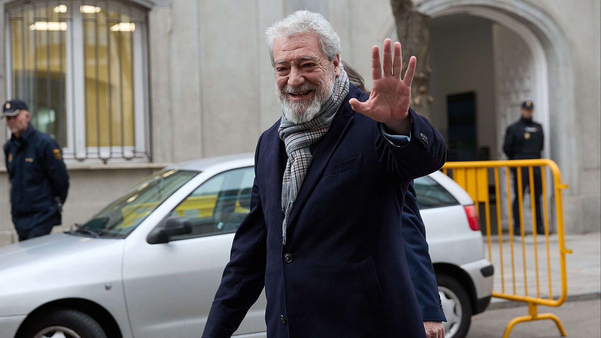 La jueza cita como imputado a Miguel Ángel Rodríguez por señalar y difundir datos de dos periodistas.

Intimidar a la prensa con prácticas mafiosas es su especialidad.

Pues va pa’lante, como le gusta decir a él.