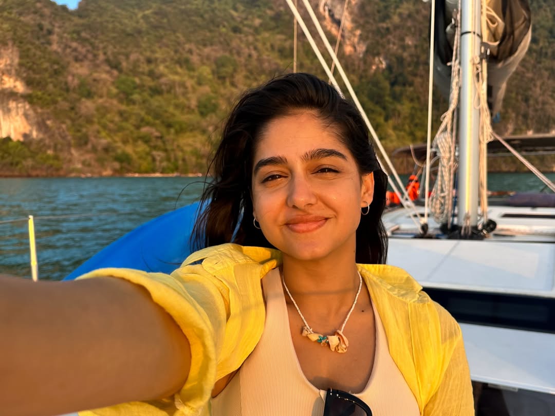 ChennaiTimesTOI's tweet image. From rock climbing to kayaking and hiking, #AnaswaraRajan is making the most of her sailing trip! 🌊🧗‍♀️

#Wanderlust #OutdoorFun
