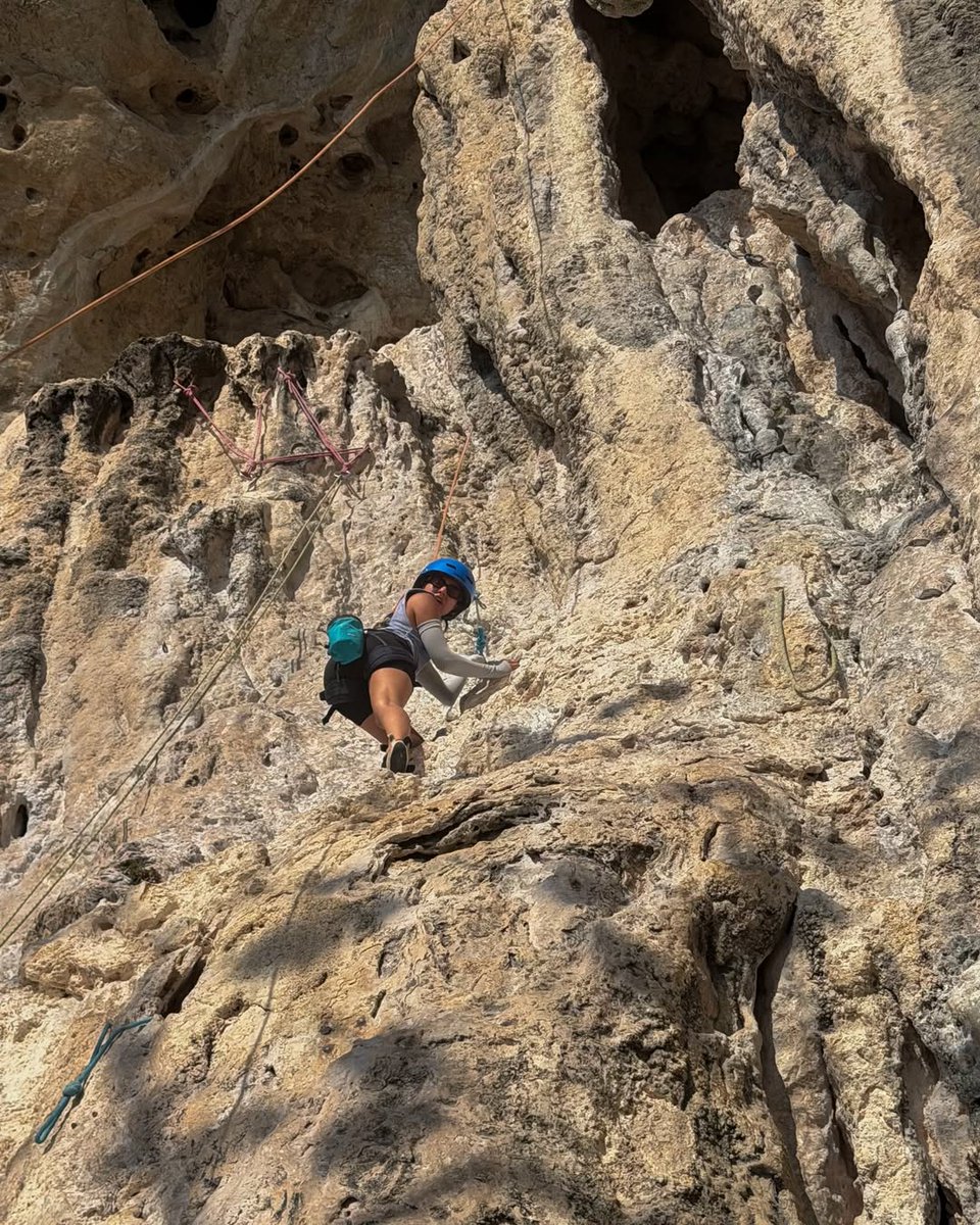 ChennaiTimesTOI's tweet image. From rock climbing to kayaking and hiking, #AnaswaraRajan is making the most of her sailing trip! 🌊🧗‍♀️

#Wanderlust #OutdoorFun