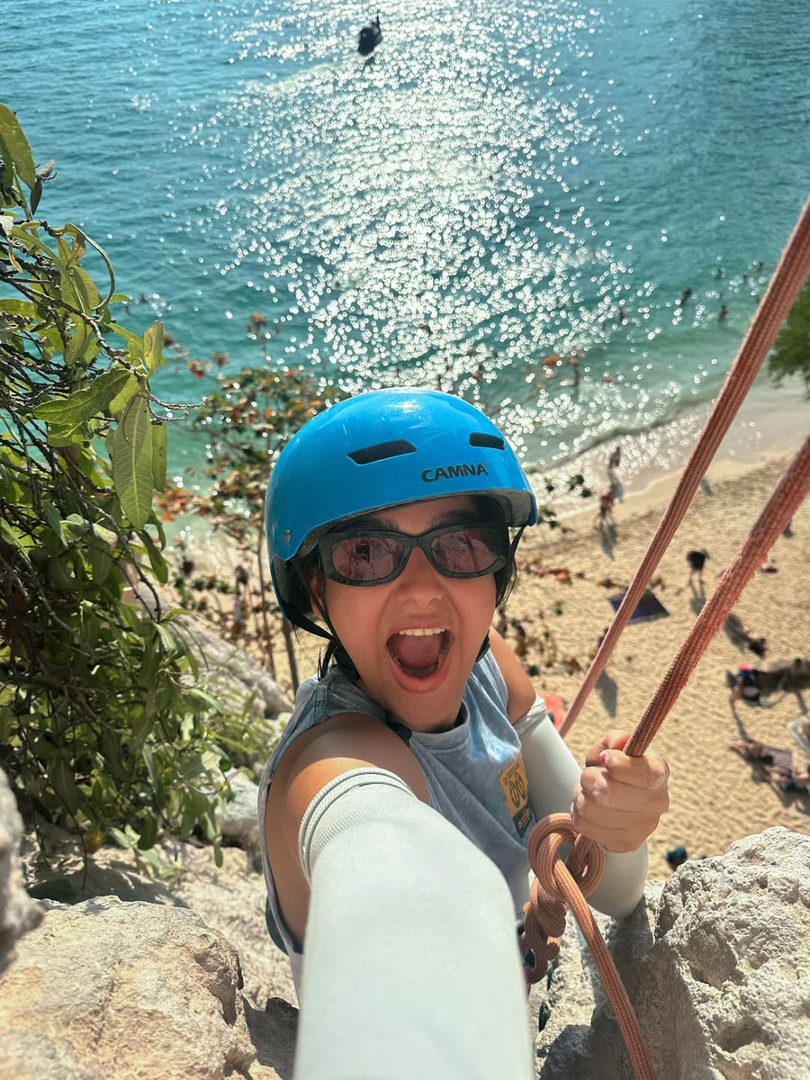 ChennaiTimesTOI's tweet image. From rock climbing to kayaking and hiking, #AnaswaraRajan is making the most of her sailing trip! 🌊🧗‍♀️

#Wanderlust #OutdoorFun