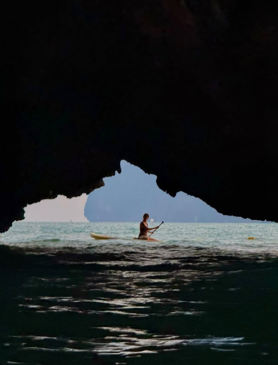 ChennaiTimesTOI's tweet image. From rock climbing to kayaking and hiking, #AnaswaraRajan is making the most of her sailing trip! 🌊🧗‍♀️

#Wanderlust #OutdoorFun