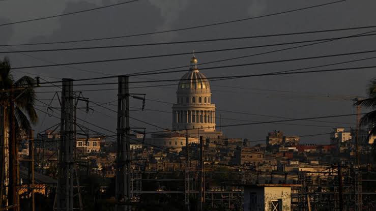 🇨🇺 Cuba, hoy
Díaz-Canel habló esta mañana por televisión estatal. El mensaje de fondo: están dispuestos a negociar con Washington, pero en condiciones que Washington no va a aceptar.
Mientras tanto: hospitales sin insumos, transporte paralizado, escuelas cerradas. La ONU advierte