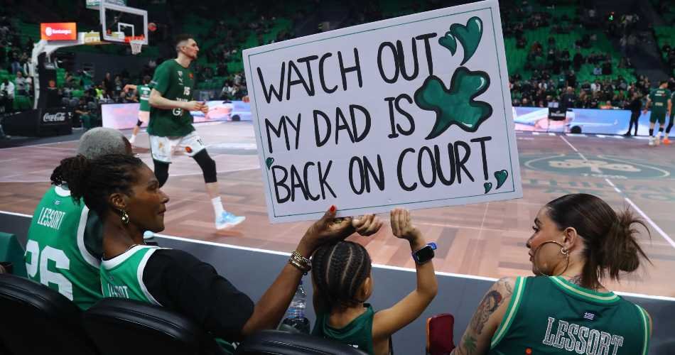 eurohoopsGR's tweet photo. 💚 ❞𝝨𝝖𝝨 𝝚𝝪𝝬𝝖𝝦𝝞𝝨𝝩𝝮 𝝖𝝥𝝤 𝝩𝝖 𝝗𝝖𝝝𝝜 𝝩𝝜𝝨 𝝟𝝖𝝦𝝙𝝞𝝖𝝨 𝝡𝝤𝝪❞
📱🙏 Το συγκινητικό μήνυμα της συζύγου του #MathiasLessort προς το επιτελείο του @Paobcgr! ☘️
🔗 https://t.co/KP6JX8aomc 👀 https://t.co/YZjkrzboF2