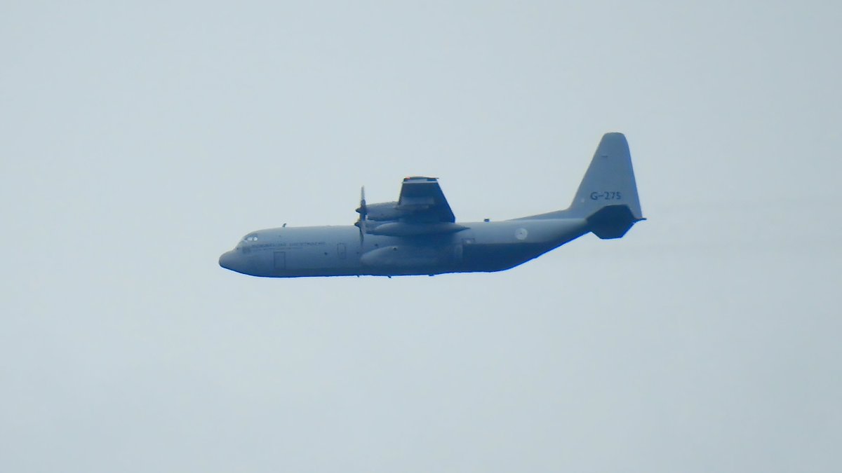 EHSBspotter's tweet photo. Royal Netherlands Air Force C-130H Hercules G-275 and G-988 (#ROGUE02 and #ROGUE01) spotted over the Netherlands today, cruising at only around 1,300 ft.

Thanks @wesleyb1989 for the heads up!

#NLspot https://t.co/vq7PftvGEc
