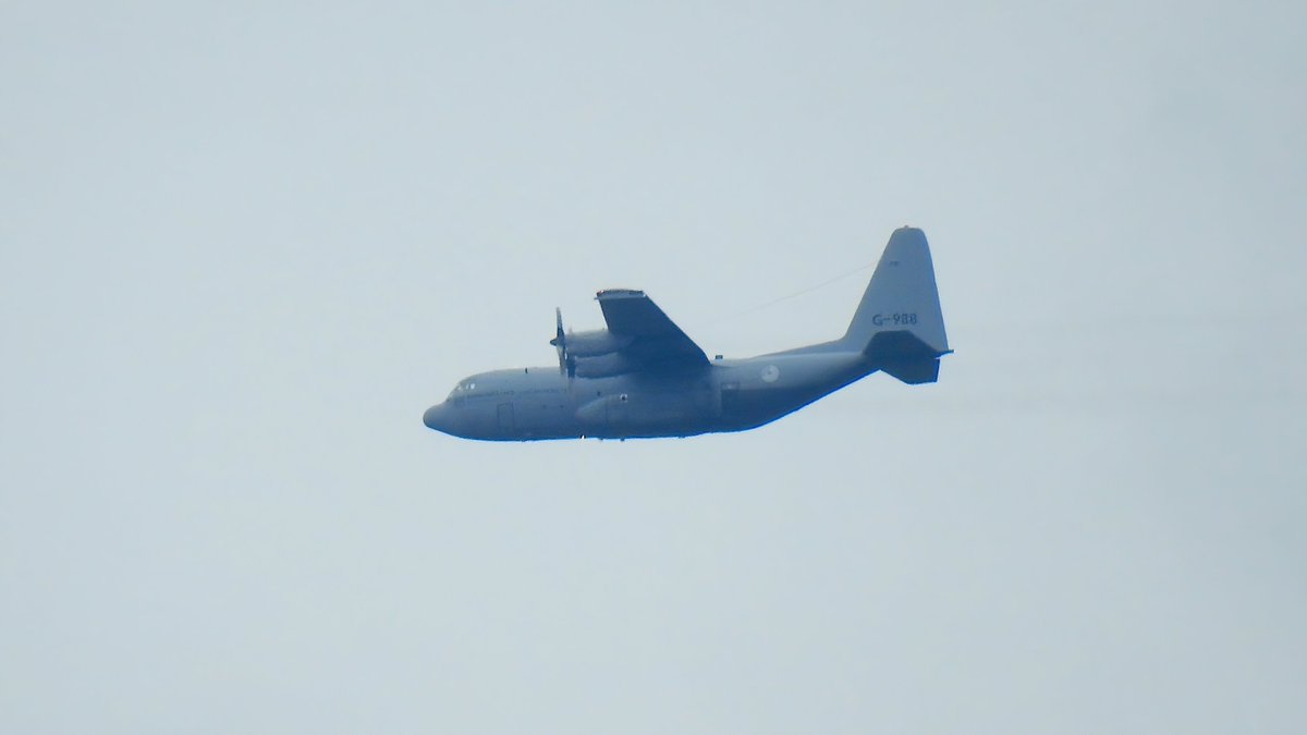 EHSBspotter's tweet photo. Royal Netherlands Air Force C-130H Hercules G-275 and G-988 (#ROGUE02 and #ROGUE01) spotted over the Netherlands today, cruising at only around 1,300 ft.

Thanks @wesleyb1989 for the heads up!

#NLspot https://t.co/vq7PftvGEc