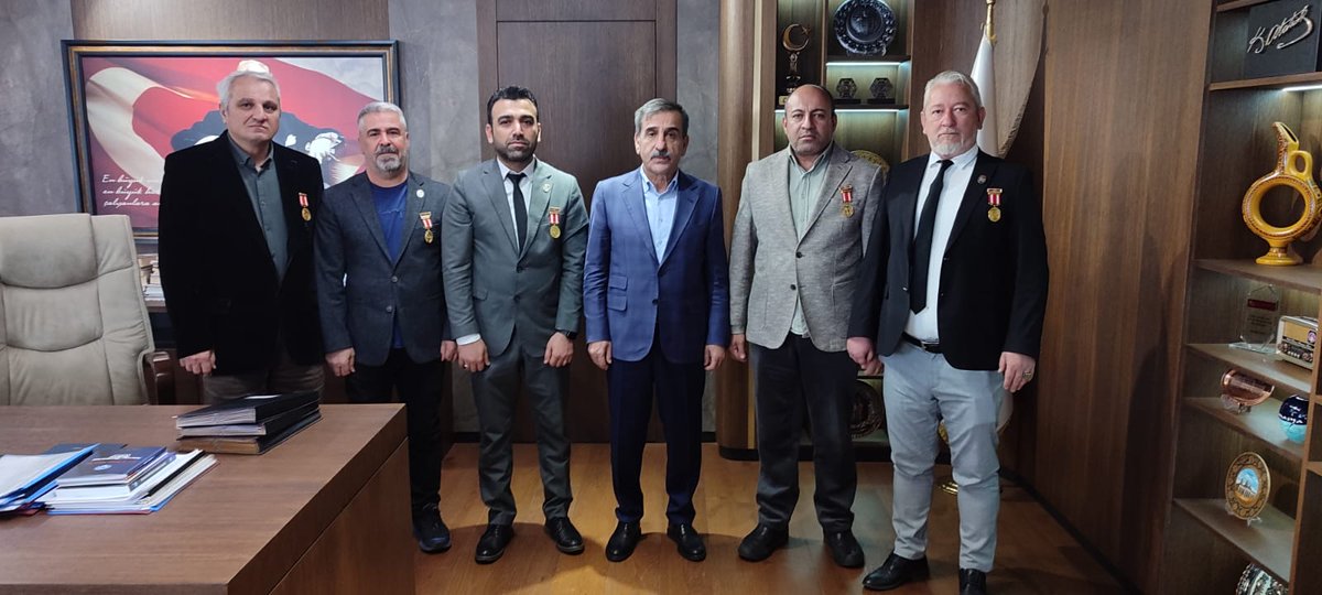 OnderKahveci's tweet photo. Terörle Mücadele Kahramanları Derneği Başkanı (Gazi) Okan Özalp ve dernek yöneticisi kıymetli gazilerimiz ziyaretimize geldiler. Tedavi süreçleriyle ilgili olarak sağlık kurum ve kuruluşlarında karşılaştıkları sorun ve talepleri içeren kapsamlı bir raporu tarafımıza teslim ettiler.

Vatan için canlarını ortaya koyan kahramanlarımızın sorunlarının çözülmesi ve taleplerinin karşılanması adına gerekli girişimlerde bulunacak, meselelerini ilgili çözüm mercilerine ileteceğiz.

Kahraman gazilerimize ziyaretleri için teşekkür ediyor, sağlıklı uzun ömürler diliyorum.