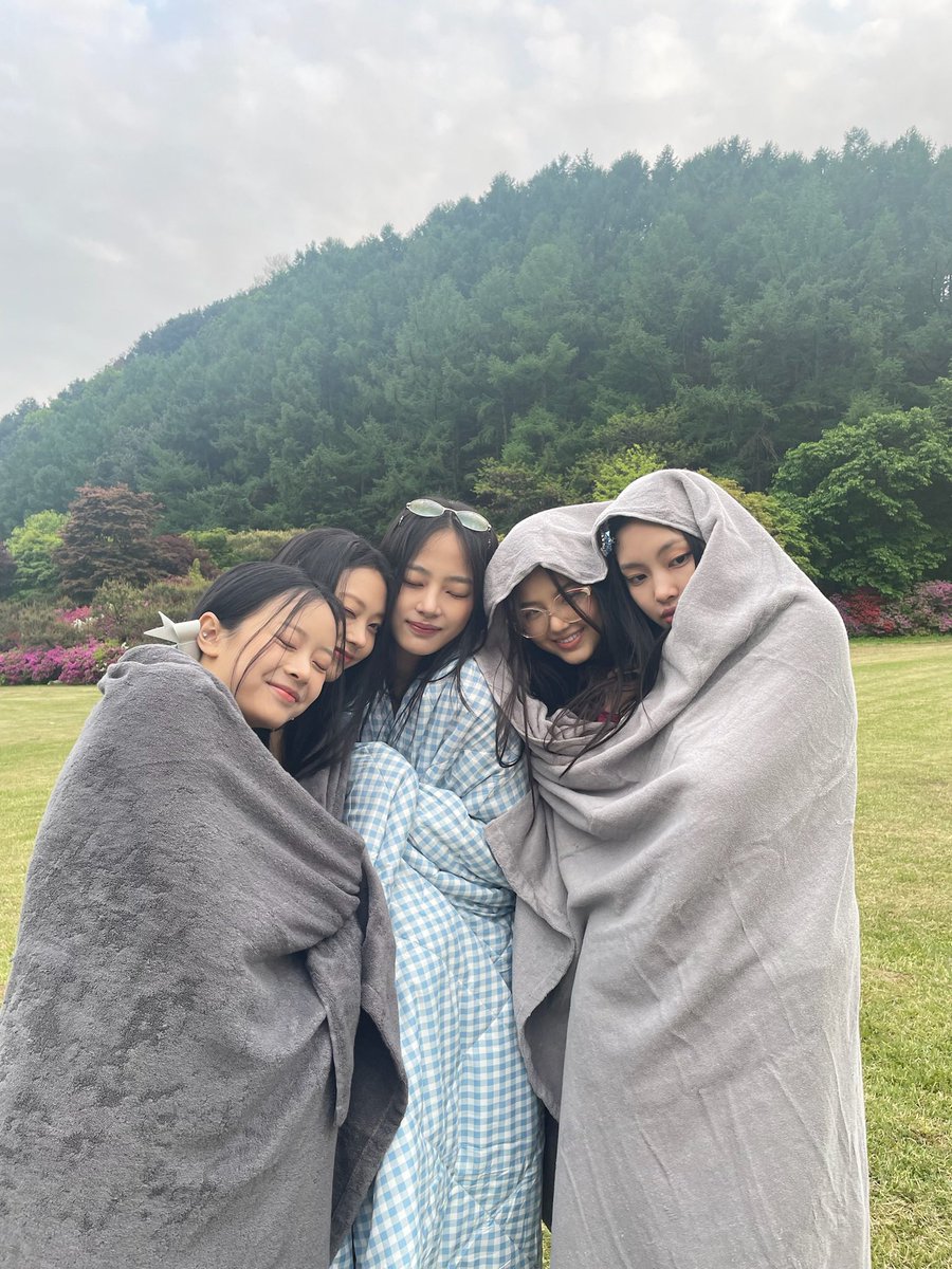 to our dearest minji, hanni, danielle, haerin, and hyein.

we miss you girls so much! from the bottom of our hearts, just know that we love each and every one of you. 

we hope that the y’all are having fun and doing things that make you happy. please stay healthy, our best 5!