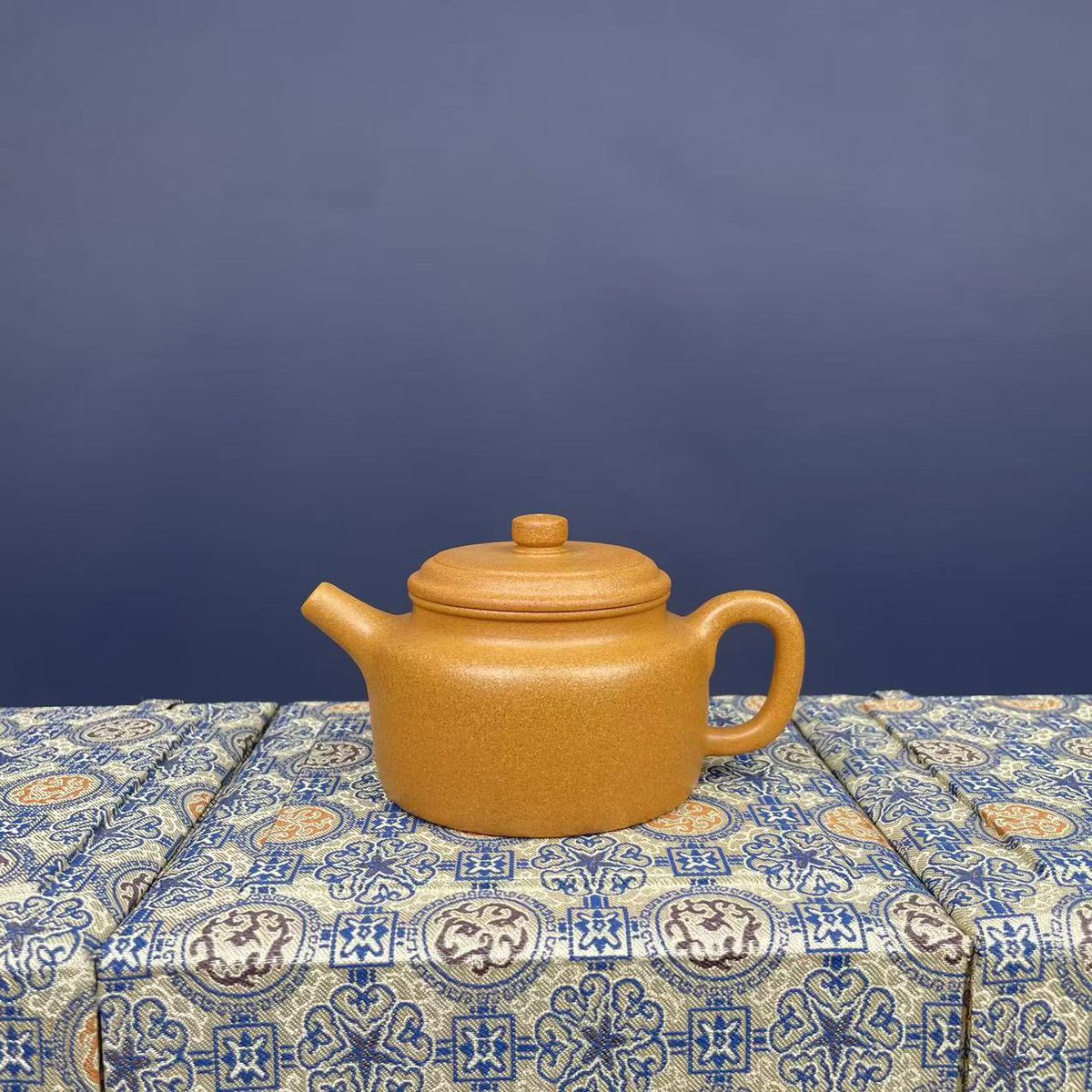 Yixing “ De Zhong” teapot 
180ml
Duan Ni Clay.