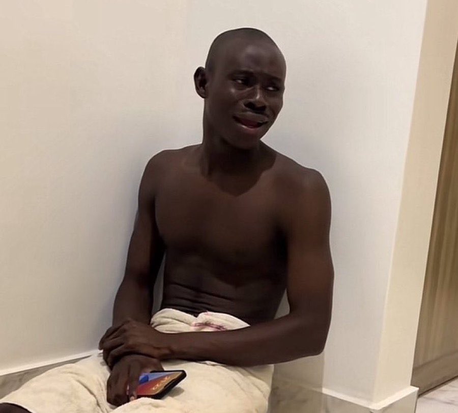 Ayinkx_'s tweet image. Big Wiz trending again? 😏 Must be another 'history OTW' post from FC begging for likes. Meanwhile OBO out here dropping hits, selling out arenas, and actually feeding his fans real energy. No cap, no ghosting albums. Davido &amp;gt; Big Wiz any day. Fight me. 🔥 #30BG #OBO