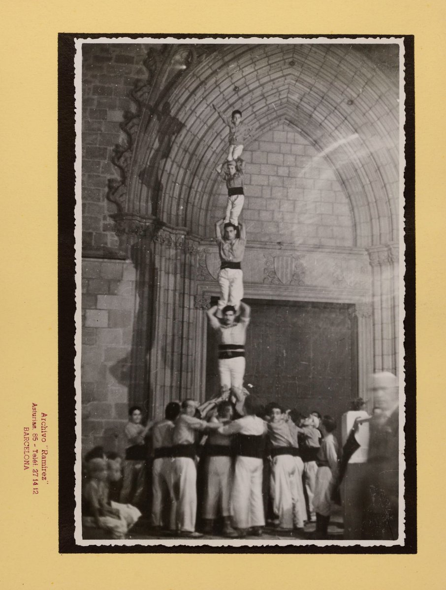 Aquest diumenge torna a haver-hi castells a la plaça del Monestir de Pedralbes. Un espai històric de la vila de Sarrià 🏛

El darrer cop que tenim documentada una actuació castellera en aquest indret és per la Festa Major de 1951 amb <a href="/nensdelvendrell/">Nens del Vendrell</a> 🫶
#laCollaEtsTu #castells