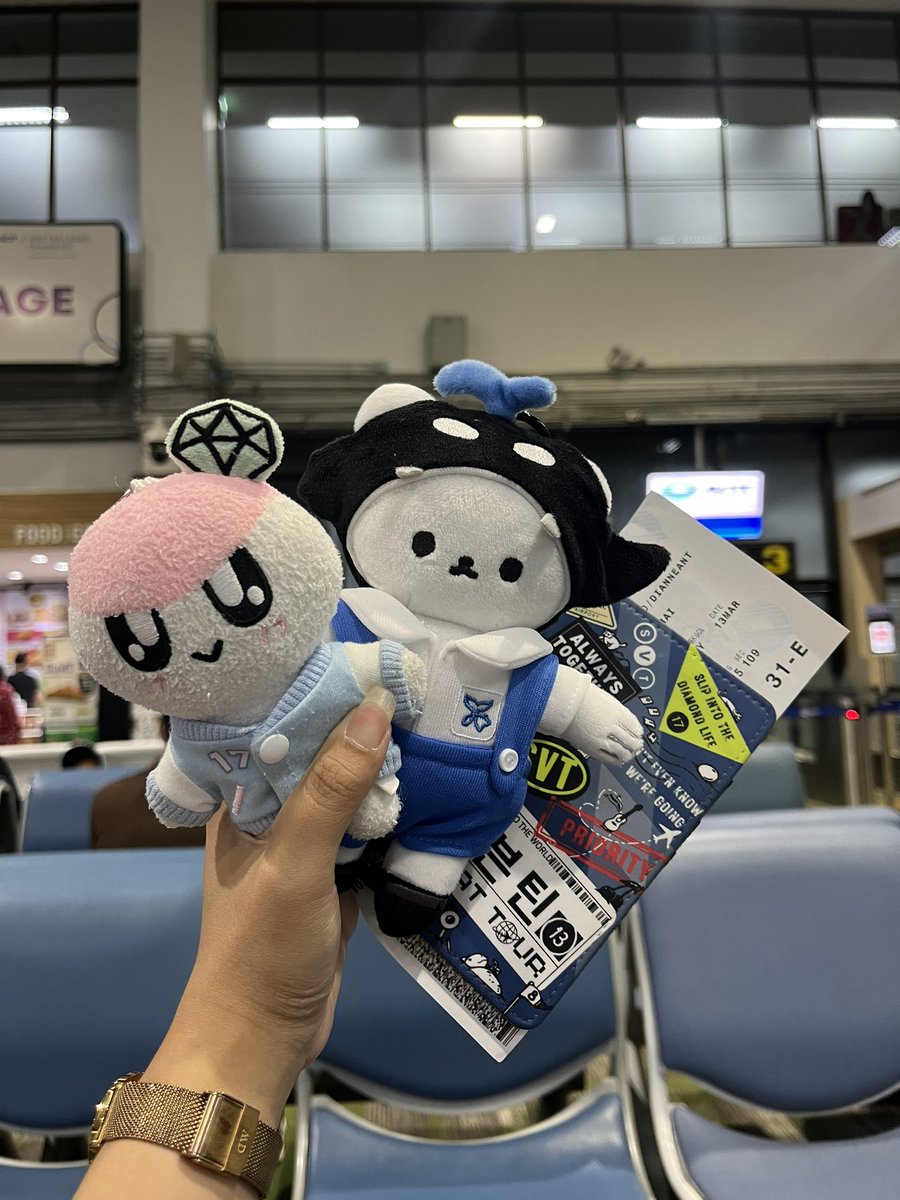 xduhyaaan_'s tweet photo. bakasyon na si teacher anne! 🥳
see yaaaa seventeen 🇹🇭🇵🇭

with my babies, bongbongee and polcasan 💕 https://t.co/dt44QbhMcC