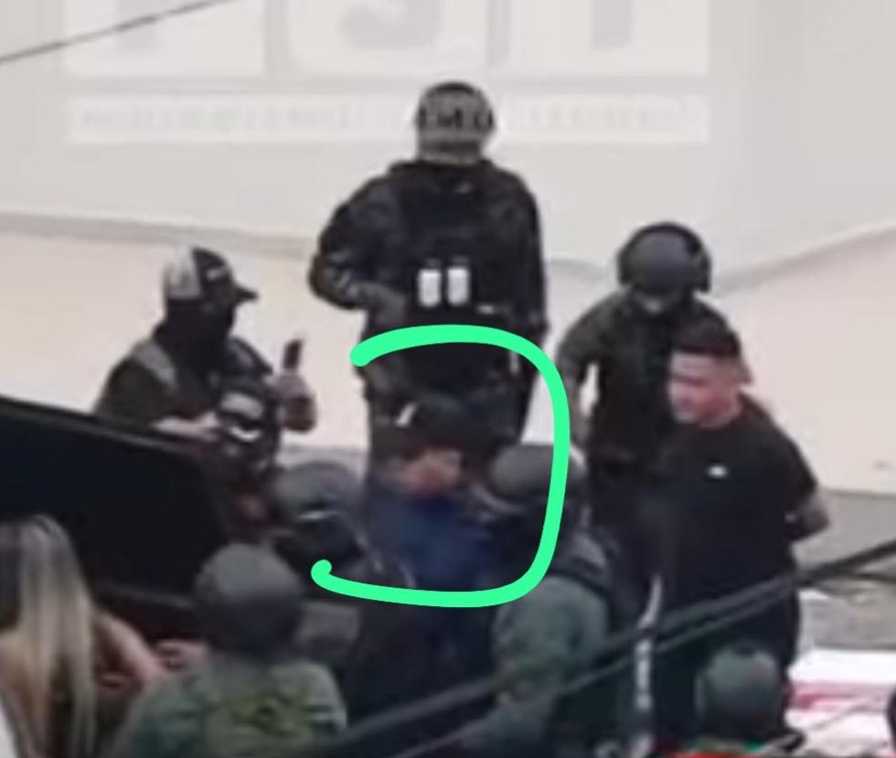 _BoliviaDigital's tweet photo. ¡CAE MARSET! 
La mañana de este viernes fue atrapado el narcotraficante Sebastián Marset en la ciudad de Santa Cruz, junto a dos personas.

El operativo se realizó en la urbanización de Las Palmas.

En los próximos minutos será llevado al aeropuerto de Viru Viru.
Agencias https://t.co/TJk6GKXiSY