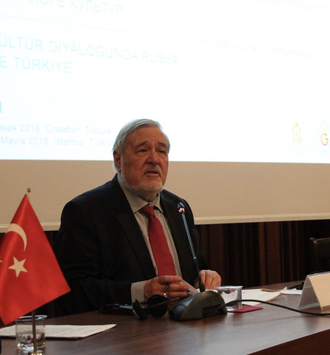 UmitGur31's tweet photo. Türk tarihçiliğinin en kıymetli isimlerinden, bilgi birikimi ve aydın duruşuyla nesillere ilham veren değerli hocamız Sayın İlber Ortaylı’ya geçmiş olsun dileklerimizi iletiyoruz.

Tarihe olan derin hâkimiyeti, engin kültürü ve toplumumuza kazandırdığı düşünsel miras ile sadece bir tarihçi değil, aynı zamanda bir aydın ve yol gösterici olmuştur. Yıllar boyunca yaptığı çalışmalar, verdiği konferanslar ve kaleme aldığı eserlerle tarih bilincinin toplumda yerleşmesine büyük katkılar sağlamış, özellikle genç nesillerin geçmişini doğru anlaması için önemli bir görev üstlenmiştir.

Bir milletin hafızasını canlı tutmanın ne kadar önemli olduğunu bizlere her fırsatta hatırlatan Sayın Ortaylı’nın bilgi ve tecrübeleri, ülkemizin kültürel ve akademik hayatı için büyük bir değerdir. Onun güçlü kalemi, berrak düşüncesi ve eşsiz anlatımı, tarih sevgisini geniş kitlelere ulaştırmış ve birçok insanın ufkunu açmıştır.

Kıymetli hocamızın en kısa sürede sağlığına kavuşmasını temenni ediyor, kendisine sağlıklı, huzurlu ve uzun bir ömür diliyoruz. Türk tarihine ve kültürüne kattığı tüm değerler için kendisine minnet ve saygılarımızı sunuyoruz.

Geçmiş olsun Sayın İlber Ortaylı
Hocam. 

#ilberortaylı
