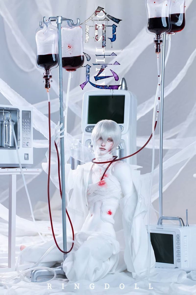 DOLKSTATION's tweet photo. RING DOLLより「運命」を背負う70cm級新作ドールが登場。
組織「Tarot」の最後の生存者となり、脳改造された「Destiny」。
血痕メイク、輸液スタンドセットも、オプションとして追加できます！

物語が落とし込まれた造形美を、是非ご覧ください。