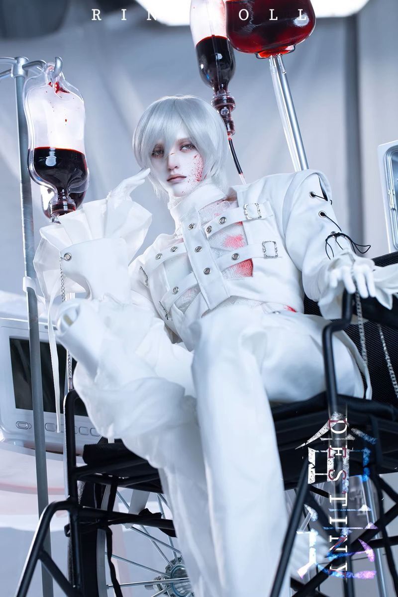 DOLKSTATION's tweet photo. RING DOLLより「運命」を背負う70cm級新作ドールが登場。
組織「Tarot」の最後の生存者となり、脳改造された「Destiny」。
血痕メイク、輸液スタンドセットも、オプションとして追加できます！

物語が落とし込まれた造形美を、是非ご覧ください。