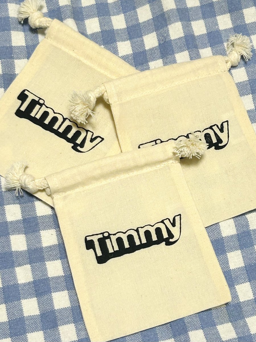 Timmy_band's tweet photo. New goods ✹

Timmyロゴちび巾着 
500円

小物の整理に便利なサイズ感です！

ロゴデザイン @m_____020130 https://t.co/q3ICOMuRg4