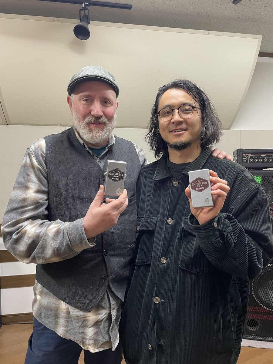 natorionzou's tweet photo. 【超凄いことが起こりました！！！！！】

昨日ニューヨークからまさかのレジェンドベーシストのPaul Nowinskiさんが遊びに来てくださって

持って行ったOccult Dip Box 6台全て気に入ってくださって
お持ち帰り頂きました！！！！

ポールさんの
共演したミュージシャンをざっと書かせて頂きますね…

Les Paul

Keith Richards

Jeff Beck

Rickie Lee Jones

George Benson

Patti Smith

Sting

Brian Setzer…

という感じです…！！！！

お話を聞くと他にもレジェンドな方々の名前が出てきたのですが
書ききれないなんて凄すぎる…

実はすでにTYPE BACT2を使って頂いて
直接ポールさんからご連絡を頂いたのが2週間ほど前…

他のOccult Dip Boxもいつか試したいよ…と
言ってくださったので
日本に来た時はぜひ遊びましょう！と伝えたら

なんと昨日….

ポールさん、レッドハウス石橋さん、かおり大先生
関谷友貴さん、矢野修さんと一緒に
色々なところで観光をしながら美味しい蕎麦を食べて
レッドハウスさんのスタジオで実験大会を…！！！！
最後にセッションも！！！凄い！！！！

レスポールがいたらきっとあなたのOccult Dip  Boxを気に入っただろう…
と言ってくださって感動しました…

すでにニューヨークで興味を持って頂いているミュージシャンが
結構いるようなのでまた小ネタが出来ましたらご報告させて頂きます…笑

ポールさん
素晴らしい1日をありがとうございました！！
また会える日を楽しみにしています！！！

Thank you, Paul! Meeting you has been such a wonderful experience in my life!
I’m truly looking forward to seeing you again!
YABAI!!!!!!!!