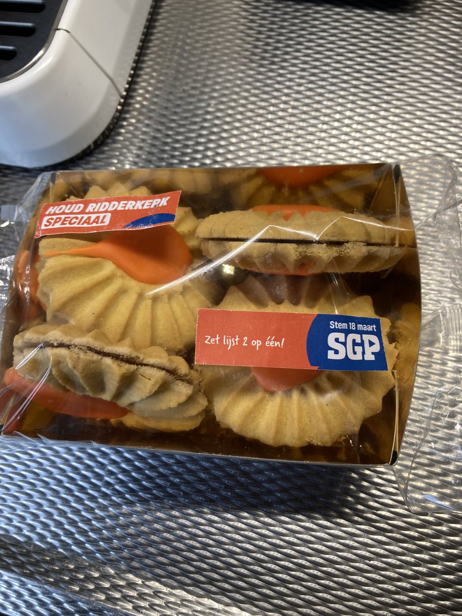 mediamannetje's tweet photo. Goed nieuws op vrijdag de 13e! Deze ‘rooie rakker’! (Sic #partij18plus) is weer in het rebelse #ridderkerk en mag alweer wat gaan rondhobbelen. Dus pazzop 😽
Eerst een bakkie met heerlijke #SGP koekjes 😋 want we houden Ridderkerk speciaal en de winkels op zondag …. Hmm tsja 🙃 https://t.co/zRKgUSJz4a