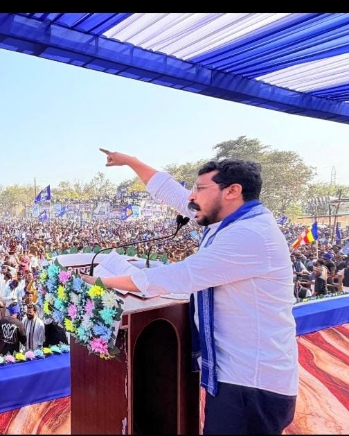 चंदा शेखर को बीजेपी का कितना संरक्षण प्राप्त है इस ख़बर से आप अंदाजा लगा सकते है।

गाजियाबाद कोर्ट ने चन्दा शेखर के खिलाफ गैर जमानती वारंट जारी किया हुआ है । मजाल मोदी की पुलिस चंदा शेखर को हाथ भी लगा दे , खुलेआम मंचों से भाषण दे रहा है, ईरान के समर्थन में सभाएं कर रहा है।